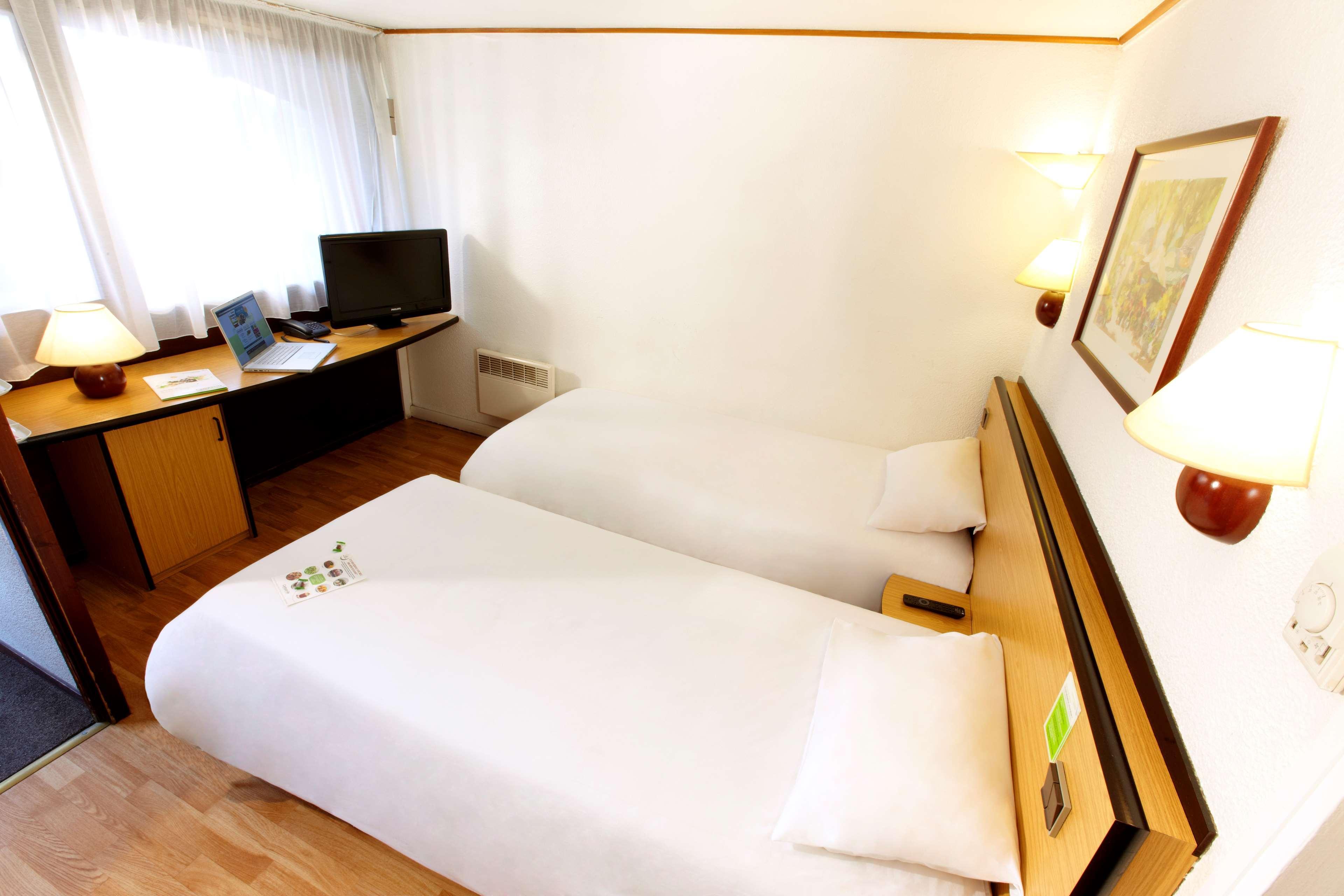 Hotel Campanile Saintes Habitación foto