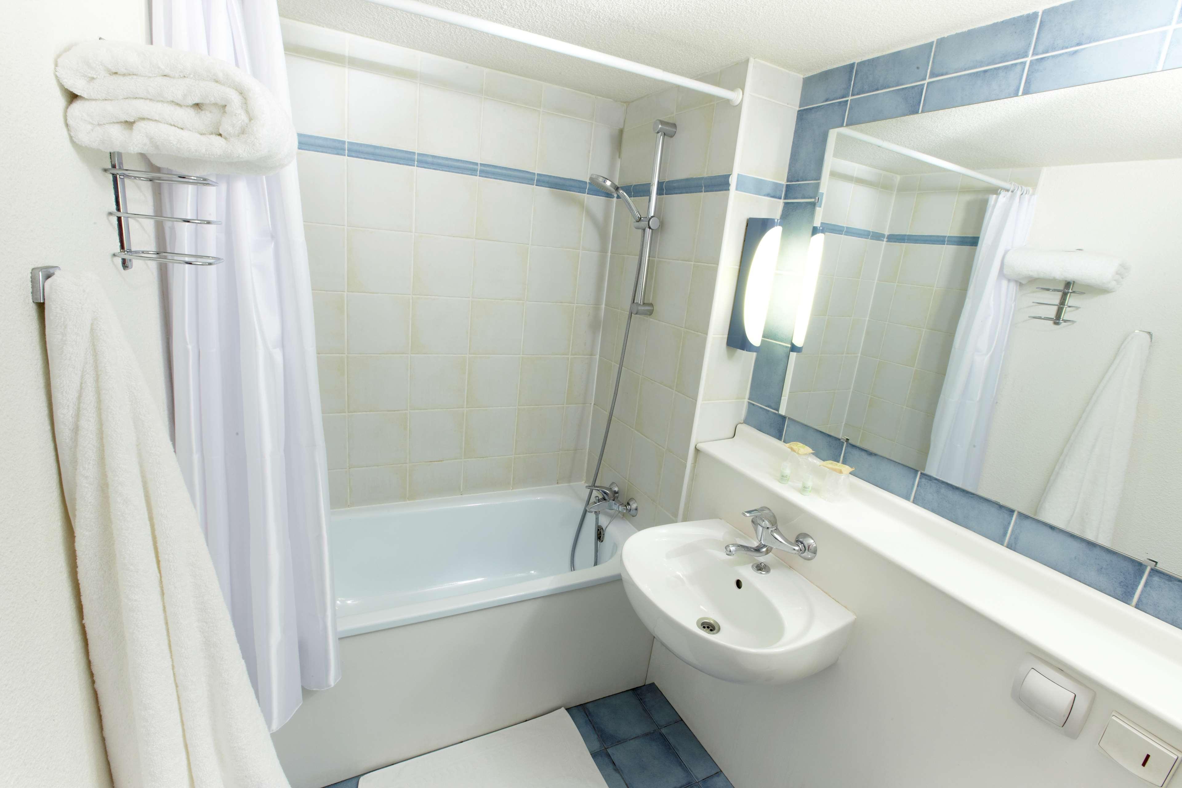 Hotel Campanile Saintes Habitación foto