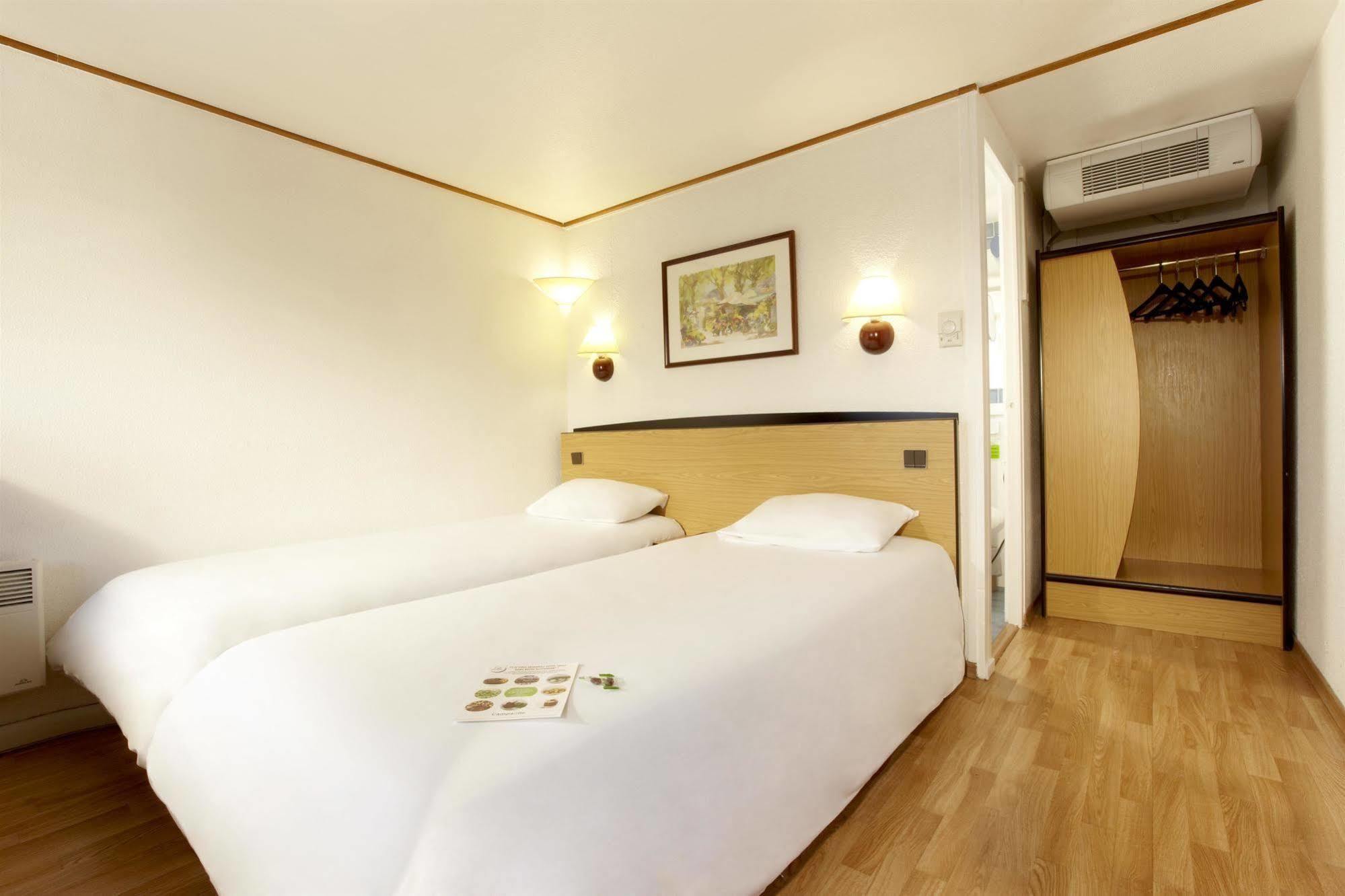 Hotel Campanile Saintes Habitación foto